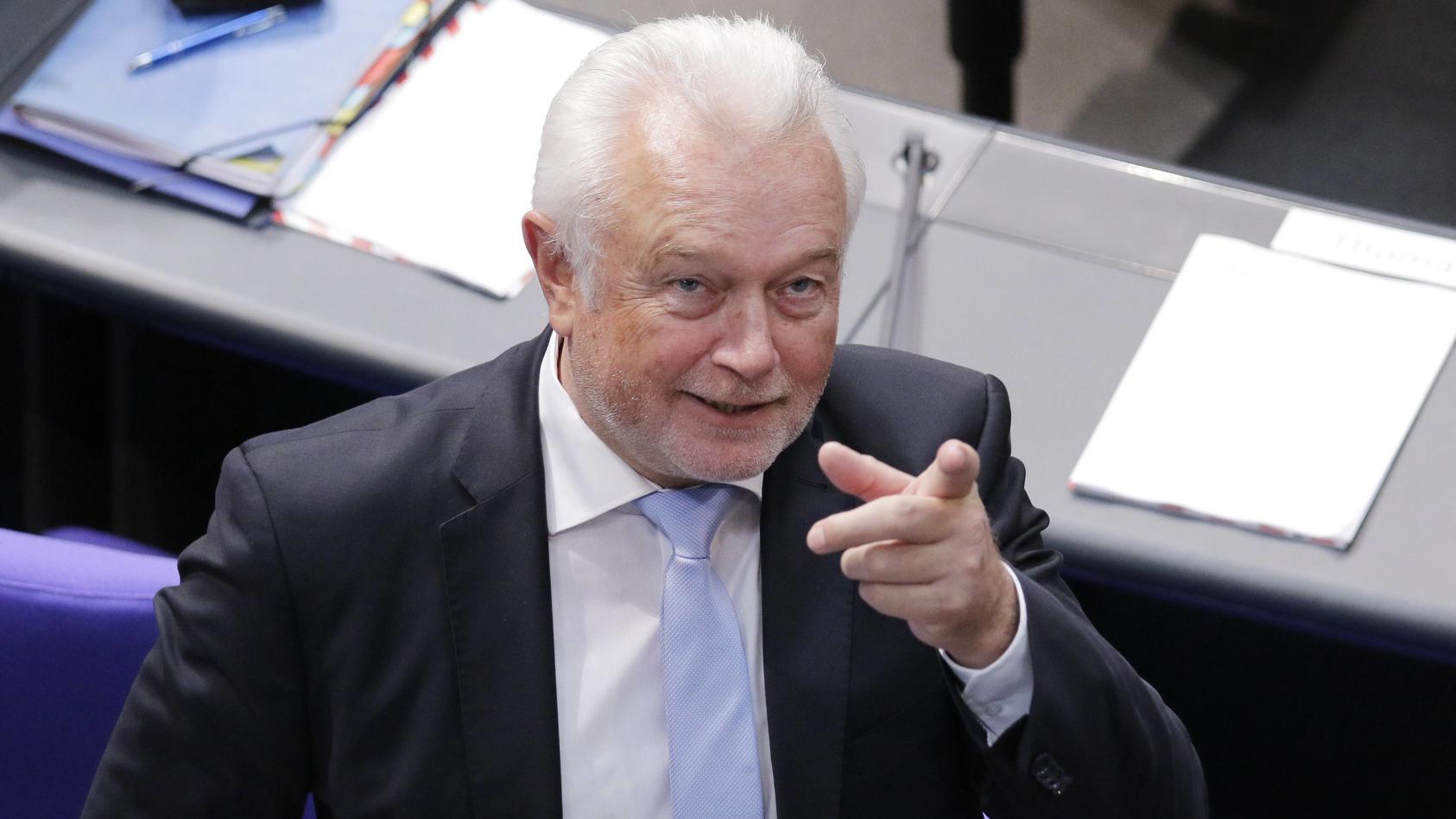  Wolfgang Kubicki (FDP) macht eine Geste mit seiner Hand im Plenarsaal des Deutschen Bundestages