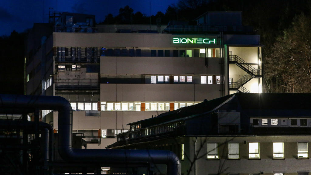 ARCHIV - 12.01.2021, Hessen, Marburg: Das Gebäude der Firma Biontech in Marburg. Hier soll ab Februar der Corona-Impfstoff produziert werden. (zu dpa: «Biontech startet Impfstoffproduktion in Marburg») Foto: Nadine Weigel/dpa +++ dpa-Bildfunk +++
