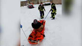 Rettungskräfte haben in Salzgitter für eine Schwangere aus einer Trage einen Schlitten gebaut.