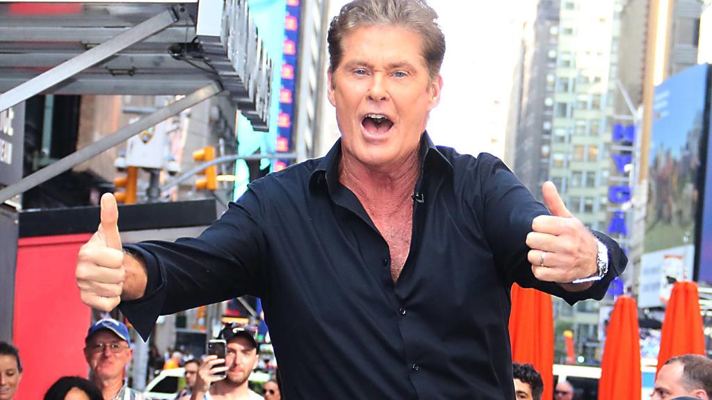 Nach dem Serien-Aus von „Baywatch“ kämpfte David Hasselhoff mit seiner Alkoholsucht. Mittlerweile soll der Schauspieler aber längst trocken sein.
