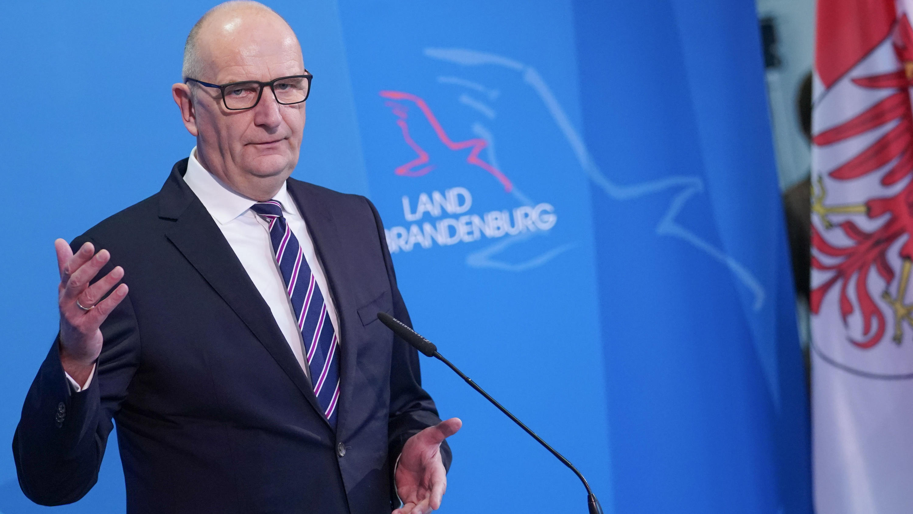 Dietmar Woidke (SPD), Brandenburgs Ministerpräsident, teilt auf der Pressekonferenz den Beschluss der Ministerpräsidentenkonferenz mit.