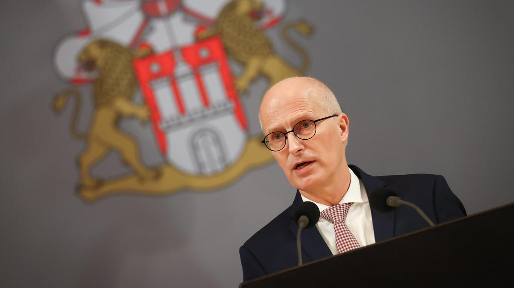 Peter Tschentscher (SPD), Erster Bürgermeister in Hamburg, spricht bei seiner Regierungserklärung während einer Sitzung der Hamburgischen Bürgerschaft im Großen Festsaal im Rathaus am 16. Dezember 2020.