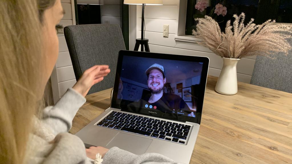 Redakteurin Daria im Videogespräch mit Mike Kremer.
