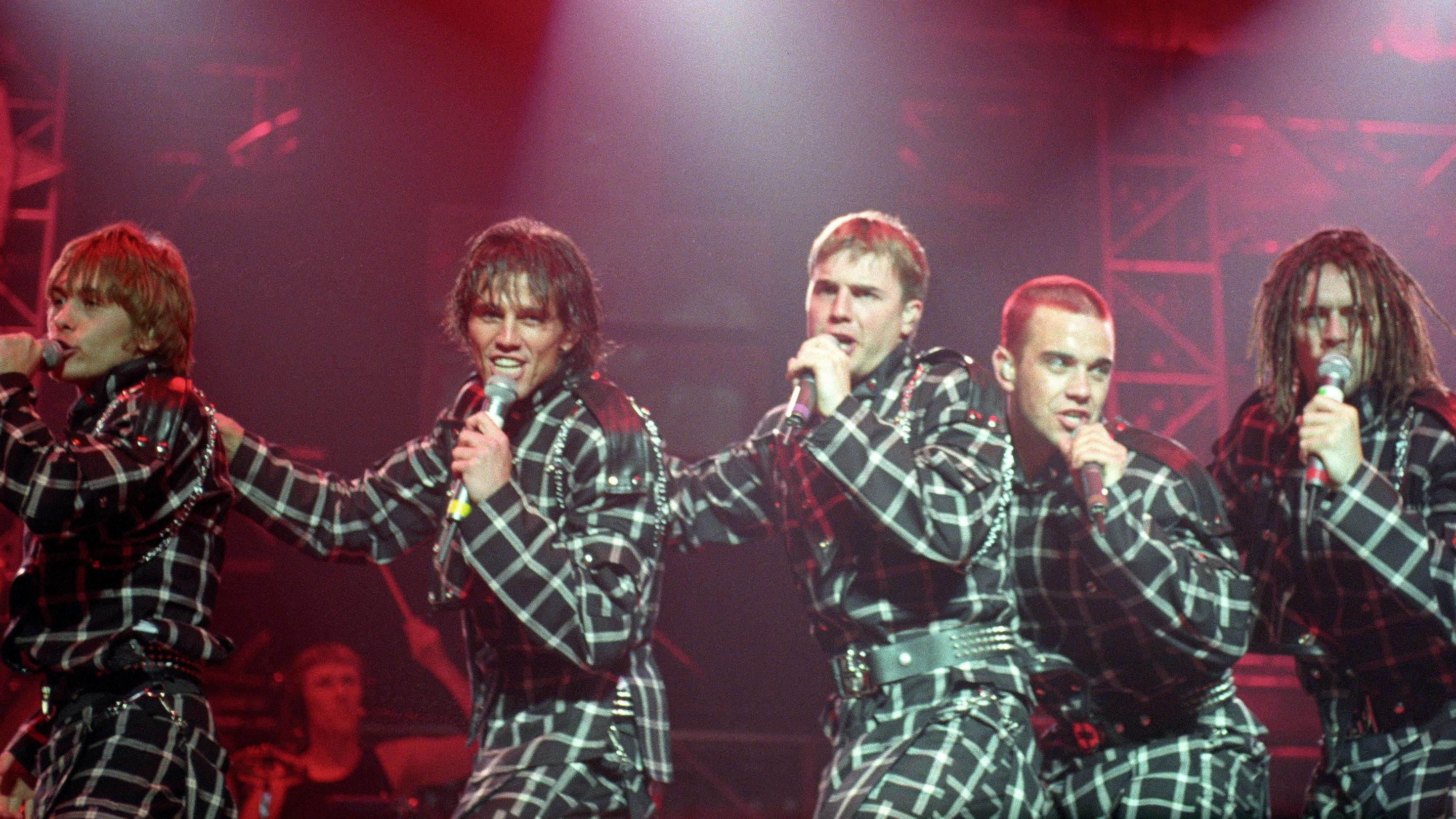 Take That bei einem Konzert in der Deutschlandhalle Berlin, v.li.: Mark Owen, Jason Orange, Gary Barlow, Robbie Williams, Howard Donald.