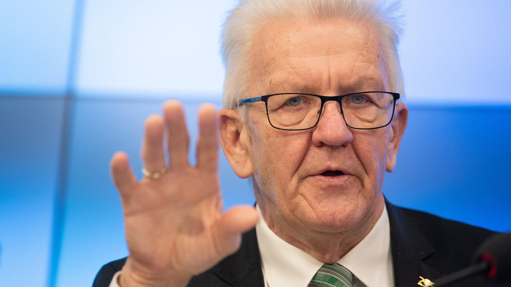 Winfried Kretschmann, Ministerpräsident von Baden-Württemberg, spricht während einer außerplanmäßigen Pressekonferenz der Landesregierung.