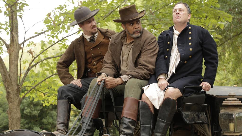 In „The Good Lord Bird“ ist Victor Williams (Mitte) unter anderem neben Rafael Casal (links) und Brooks Ashmanskas (rechts) zu sehen. 