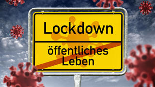  FOTOMONTAGE, Ortsschild mit Schriftzug Lockdown und durchgestrichenem Schriftzug öffentliches Leben, Coronakrise und Lockdown *** PHOTOMONTAGE, place-name sign with Lockdown lettering and crossed-out lettering public life, corona crisis and Lockdown