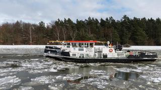 Ein Eisbrecher ist auf dem Elbe-Seitenkanal im Einsatz