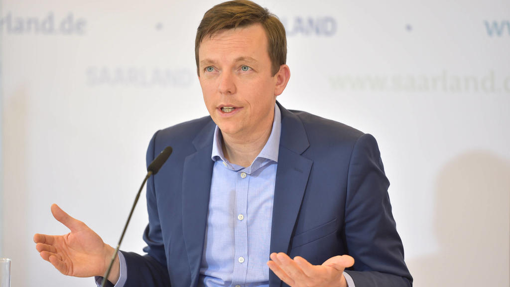 Tobias Hans bei der Landespressekonferenz zum Thema Saarland.