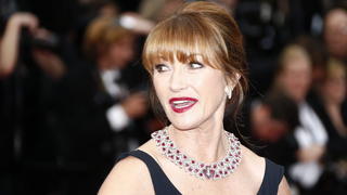 ARCHIV - 14.05.2015, Frankreich, Cannes: Die Schauspielerin Jane Seymour kommt zu den internationalen Filmfestspielen in Cannes an. Die mehrfach ausgezeichnete Schauspielerin feiert am 15. Februar 2021 ihren 70. Geburtstag. Foto: Ian Langsdon/EPA/dpa +++ dpa-Bildfunk +++