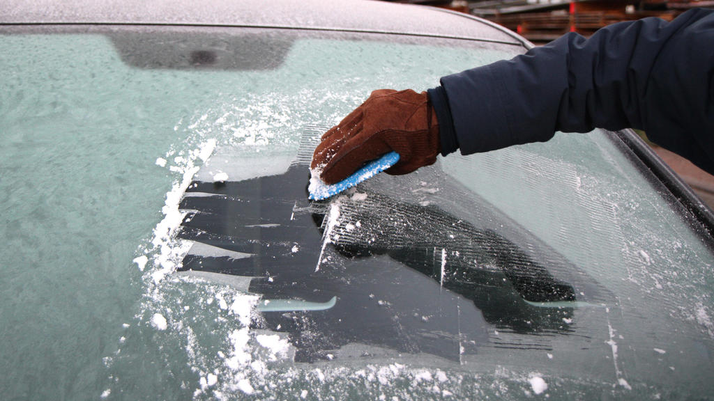 Eiskratzen am Auto