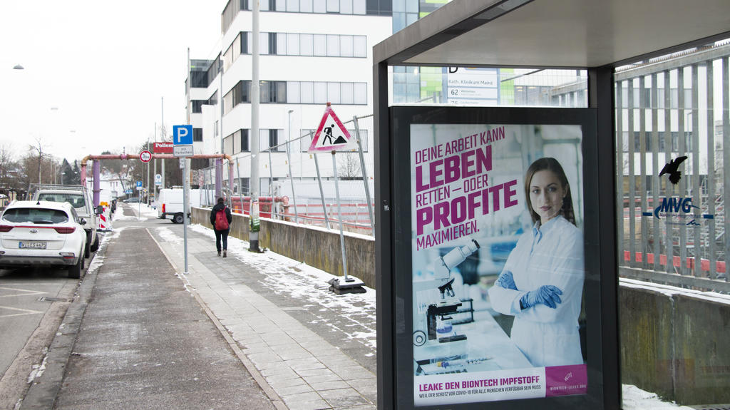 Plakat des Peng-Kollektivs vor Biontech in Mainz