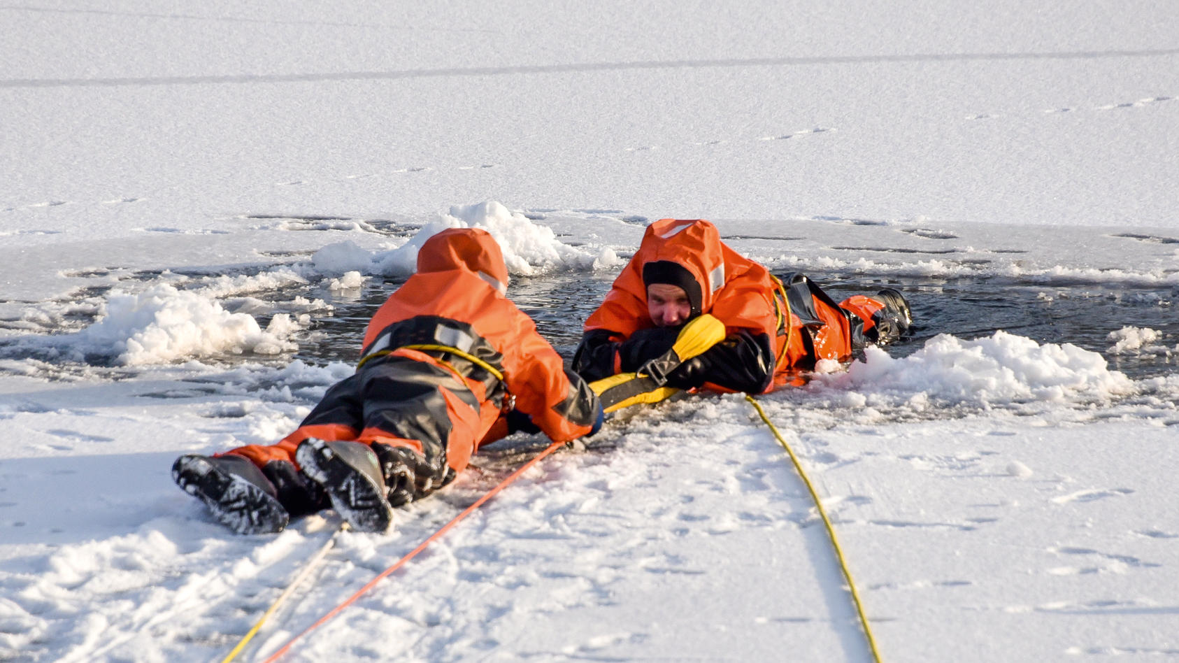Einsatzkräfte der DLRG üben das Retten einer Person, die in das Eis eingebrochen ist.