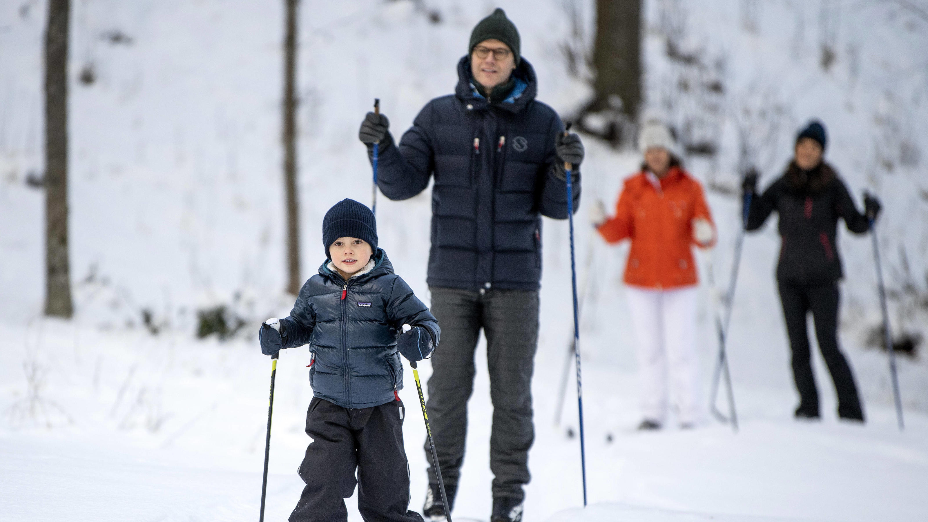 Die schwedische Königsfamilie beim Ski-Ausflug im Schlosspark auf Schloss Drottningholm. 