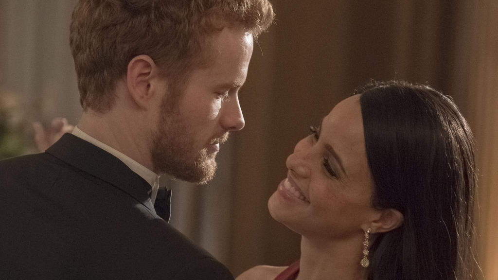Prinz Harry (gespielt von Murray Fraser) und Meghan Markle (gespielt von Parisa Fitz-Henley) lernen sich kennen und lieben.