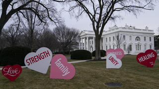 12.02.2021, USA, Washington: Anlässlich des Valentinstags stecken Herzen auf dem Nordrasen des Weißen Hauses, auf denen Wörter wie «Freundlichkeit», «Heilen» und «Mitgefühl» stehen. Das Herz rechts wurde von US-First Lady Biden signiert. Foto: Evan Vucci/AP/dpa +++ dpa-Bildfunk +++