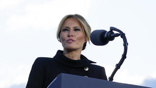 20.01.2021, USA, Andrews Air Force Base: Donald Trump, Präsident der USA, hört zu, während seine Frau Melania Trump, First Lady der USA, auf der Andrews Air Force Base spricht, bevor sie an Bord der Air Force One gehen.  Die Vereidigung von Biden als 46. US-Präsident besiegelt am (heutigen) Mittwoch das Ende der turbulenten Amtszeit von Präsident Trump. Trump wird als erster Präsident seit Johnson im Jahr 1869 der Amtseinführung seines Nachfolgers vor dem Kapitol in Washington fernbleiben. Foto: Manuel Balce Ceneta/AP/dpa +++ dpa-Bildfunk +++