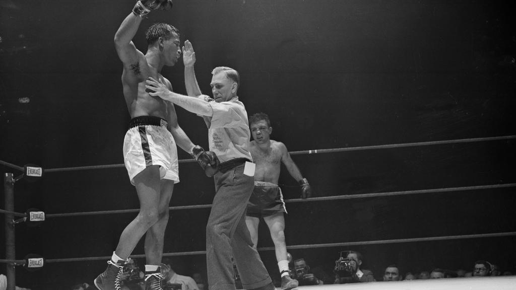 Das Ende des "Valentinstag-Massakers": Ringrichter Sikora beendet den Kampf. Robinson jubelt, LaMotta steht immer noch