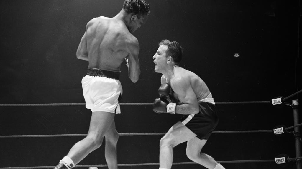 Sura Ray Robinson malträtiert die Rippen von Weltmeister LaMotta