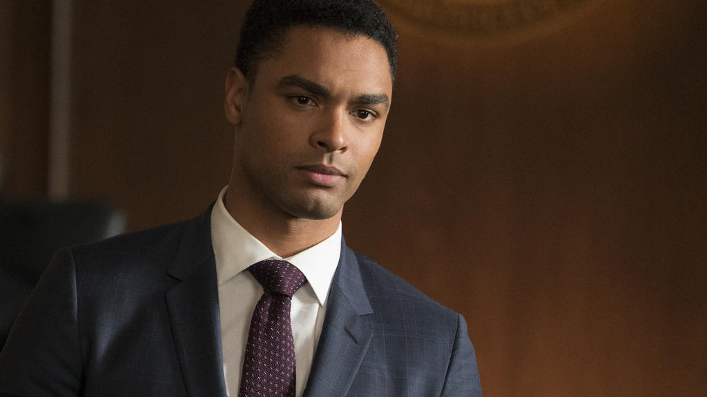 Regé-Jean Page ist in der Anwalts-Serie „For The People“ als junger Anwalt Leonard Knox zu sehen (Staffel 1 auf TVNOW verfügbar).