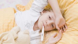  Krankes Mädchen liegt mit Fieberthermometer im Bett - sick girl with clinical thermometer in bed BLWX095221 Copyright: xblickwinkel/McPhotox/FotoxBegsteigerx