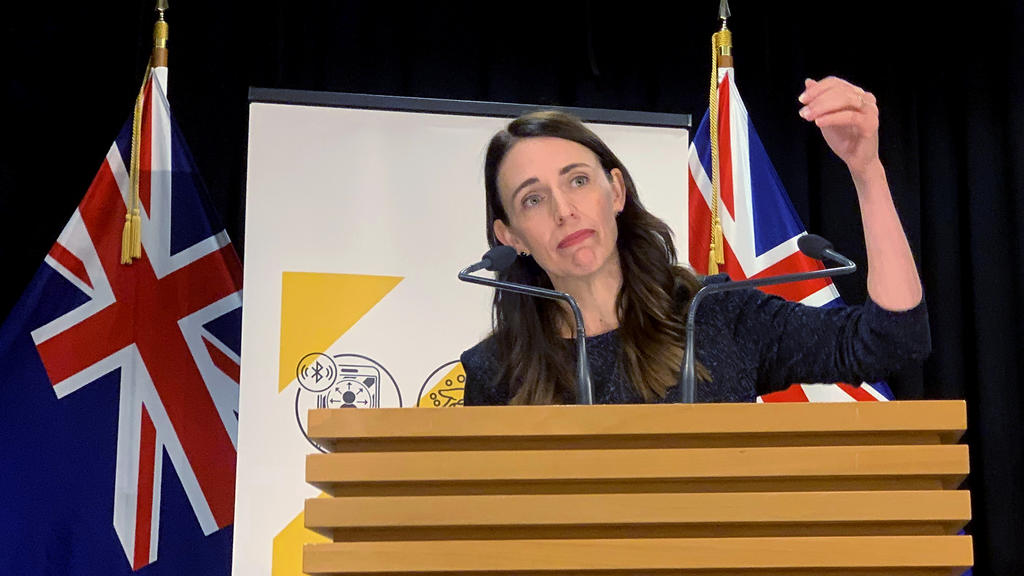 15.02.2021, Neuseeland, Wellington: Jacinda Ardern, Premierministerin von Neuseeland, spricht mit den Medien. Nach drei Corona-Fällen in Auckland hat am Montag in der Stadt ein dreitägiger Lockdown begonnen. Foto: Nick Perry/AP/dpa +++ dpa-Bildfunk +