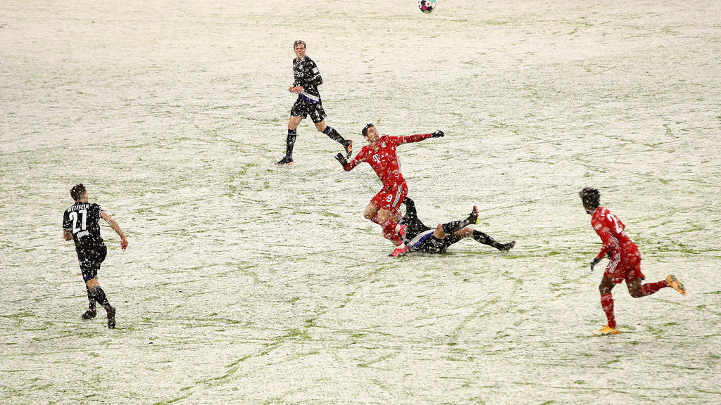 15.02.2021, Bayern, München: Fußball: Bundesliga, FC Bayern München - Arminia Bielefeld, 21. Spieltag in der Allianz Arena. Münchens Robert Lewandowski (M) kämpft um den Ball. Foto: Adam Pretty/Getty Images Europe/Pool/dpa - WICHTIGER HINWEIS: Gemäß