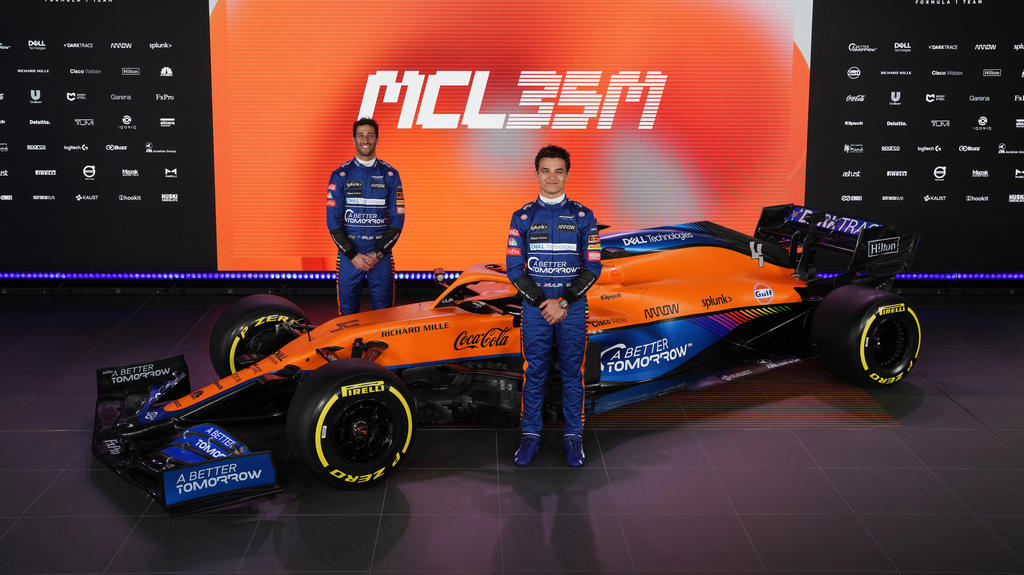 Daniel Ricciardo und Lando Norris posieren mit dem neuen McLaren MCL35M Mercedes