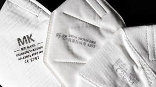 09.02.2021, Österreich, Wien: FFP2-Masken mit aufgedruckten Kennzeichnungsetiketten. FFP2 ist ein europäischer Standard, mit ähnlichen Leistungsanforderungen wie N95-Masken in den USA und KN95-Filter in China. Aufgrund der Corona-Vorschriften müssen Menschen in vielen öffentlichen Bereichen FFP2-Masken tragen. Foto: Tobias Steinmaurer/ZUMA Wire/dpa +++ dpa-Bildfunk +++