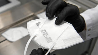 03.02.2021, Baden-Württemberg, Karlsruhe: Bei der Firma Medical Protection Equipment GmbH (medpe) werden fertig produzierte FFP2 Masken bei einer Endkontrolle überprüft. (zu dpa: «Weiß begehrt? - FFP2-Masken made in Baden-Württemberg») Foto: Uli Deck/dpa +++ dpa-Bildfunk +++