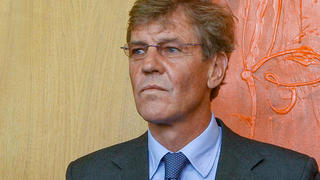  Ernst August Prinz von Hannover steht am Montag 15.06.2009 in Hildesheim im Verhandlungssaal des Landgerichts. Der Adlige steht in der Wiederaufnahme seines Prozesses wegen Körperverletzung vor Gericht. Er hofft, dass neue Zeugenaussagen ihn entlasten. In dem Prozess geht es um eine Auseinandersetzung vor neun Jahren in Kenia. Ernst August hatte zwar eingeräumt, er habe damals einen Discobesitzer geohrfeigt. Das Landgericht Hildesheim muss nun aber klären, ob der Mann die schweren Blessuren teils nur vorgetäuscht hatte. Fotos: Rainer Droese *** Ernst August Prince of Hanover will stand in the hearing room of the Regional Court in Hildesheim on Monday 15 06 2009 The nobleman is on trial for assault in the retrial of his trial He hopes