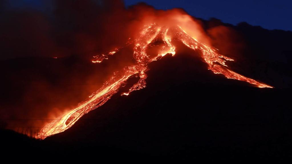 Italien, Vulkan Ätna auf Sizilien ausgebrochen Catania, February 16, 2021 - Today s spectacular eruption of Etna, a paroxysmal event in progress Editorial Usage Only PUBLICATIONxINxGERxAUTxONLY Copyright: xAngelaxPlataniax/xIPAx