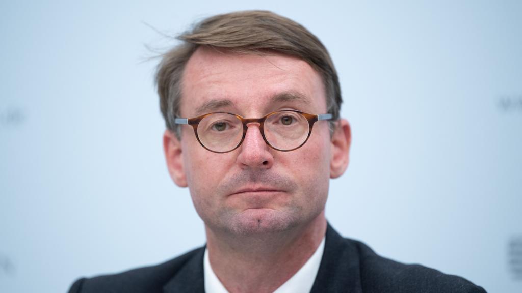 08.09.2020, Sachsen, Dresden: Roland Wöller (CDU), Innenminister von Sachsen, nimmt im Innenministerium an einer Pressekonferenz teil. Anlass sind die Ausschreitungen und das Einsatzgeschehen in Leipzig. Foto: Sebastian Kahnert/dpa-Zentralbild/dpa ++