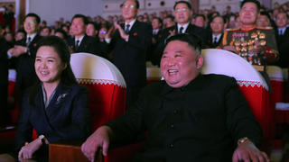 16.02.2021, Nordkorea, Pjöngjang: Nordkoreas Machthaber Kim Jong Un (r) sitzt im Mansudae-Kunsttheater bei einer Aufführung neben seiner Frau Ri Sol Ju (l), wie dieses von der Koreanischen Zentralen Nachrichtenagentur veröffentlichte Foto zeigt. Die Frau des nordkoreanischen Machthabers Kim Jong Un, Ri Sol Ju, ist erstmals seit mehr als einem Jahr wieder in der Öffentlichkeit aufgetreten. Ri habe an der Seite ihres Mannes ein Konzert zum Geburtstag des 2011 gestorbenen Vaters von Kim, Kim Jong Il, besucht, berichteten die Staatsmedien am Mittwoch. Foto: ---/YNA/dpa +++ dpa-Bildfunk +++
