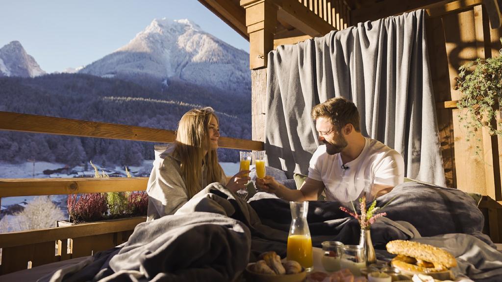 Mimi und Niko verbringen einen Abend, die ganze Nacht und den nächsten Morgen in einer traumhaften Hütte.