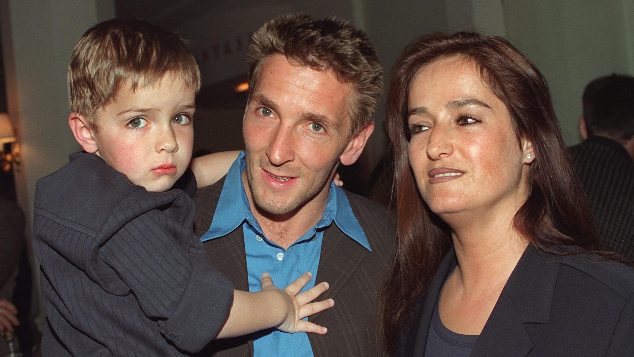 Schauspieler Mark Keller, seine Frau Tülin und sein älterer Sohn Aaron 1997