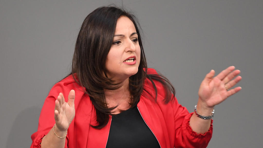 ARCHIV - 15.05.2019, Berlin: Sevim Dagdelen (Die Linke), spricht bei der 100. Sitzung zur aktuellen Stunde des Bundestages. Die Bundesregierung hat seit 2002 Rüstungsexporte im Wert von 522 Millionen Euro an die Türkei genehmigt, die für den Bau, die