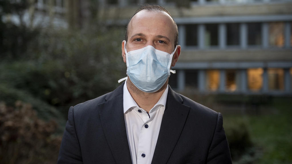 18.12.2020, Hamburg: Benjamin Ondruschka, Leiter der Rechtsmedizin des UKE (Universitätsklinikum Eppendorf), steht im Hof des Instituts. (zu dpa «Rechtsmediziner: Hamburger Corona-Tote meist über 80 Jahre alt») Foto: Axel Heimken/dpa +++ dpa-Bildfunk