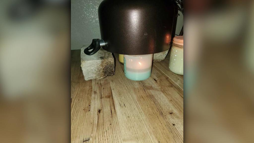 Familie Garcia erhitzt Wasser in einem Kessel auf Kerzen, weil der Strom ausgefallen ist.