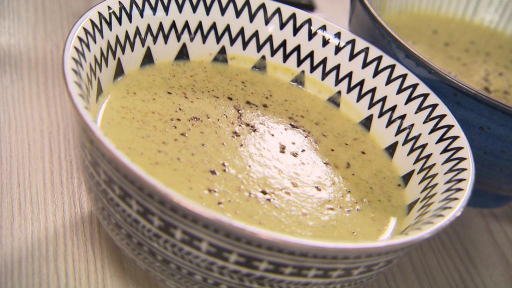 Diese Brokkoli-Kokos-Suppe ist in 15 Minuten fertig!