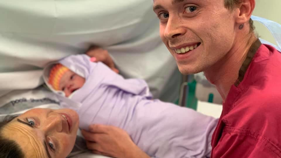 Jess Aldridge und ihr Freund Ryan direkt nach der Geburt von Söhnchen Reuben im Krankenhaus. Da ahnt Jess noch nicht, wie schlimm Ryan sie hintergeht.
