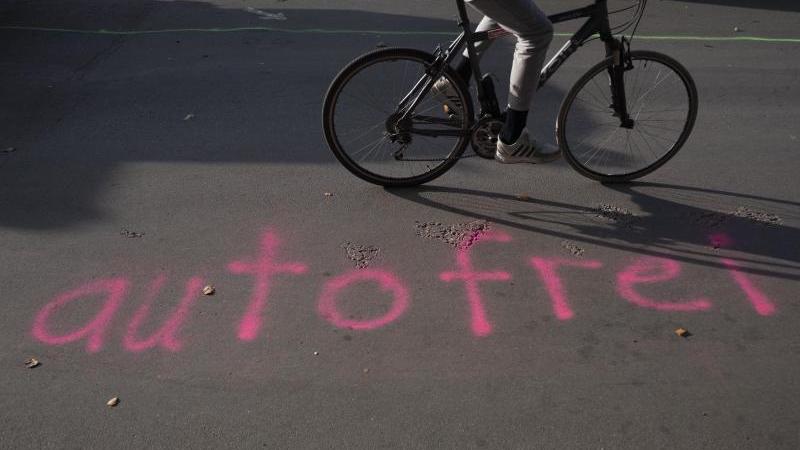 "autofrei" ist auf eine Straße gesprüht