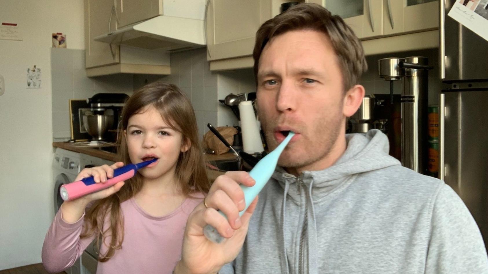 Blank skør Hvad Playbrush im Vater-Tochter-Test: Was kann die smarte Zahnbürste?