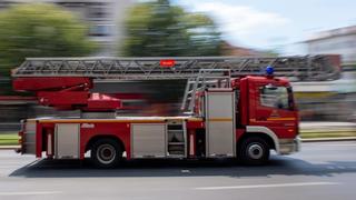 Ein Feuerwehrauto fährt mit Blaulicht zu einem Einsatz