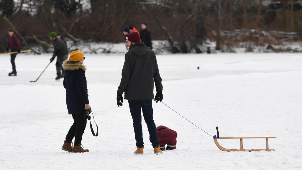 Berlin in der Phase der Coronavirus-Krise, im Bild: Jung und Alt mit Schlitten auf den zugefrorenen Karpfenteichen in Pankow, 13.02. 2021, *** Berlin in the phase of the coronavirus crisis, in the picture young and old with sledges on the frozen car