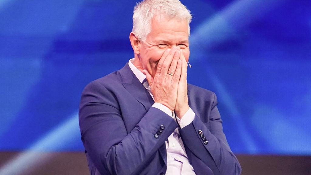 Peter Kloeppel erkennt zwar ein paar Promi-Gesichter nicht, doch der Nachrichtenmoderator nimmt's mit Humor und dreht am Ende noch mal richtig auf.