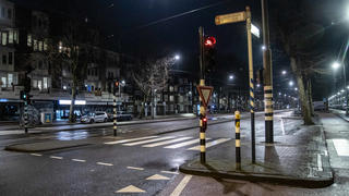 News Themen der Woche KW04 News Bilder des Tages January 28, 2021, Amsterdam, Netherlands: A view of an empty street in Amsterdam as strict curfew was imposed by the Dutch government to prevent and combat the spread of COVID virus..Police were deployed on the streets of Amsterdam for the night-time curfew that is applied from 21:00 local time until 04:30. The new Covid-19 mutation helps the infection number rise. The Dutch police is checking citizens for proper documents, permit from employers in order to be out after the curfew time. Most of the roads are empty after 21:00, deserted while public transportation vehicles are empty. The Netherlands faced some violent protests the previous days against the strict lockdown measures. Amsterdam Netherlands - ZUMAs197 20210128_zaa_s197_217 Copyright: xNikxOikox