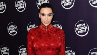 Kim Kardashian: Ihre Schwester steht ihr bei