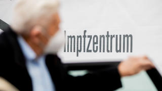 02.02.2021, Berlin: Ein älterer Herr kommt zum Impfen am Impfzentrum im Erika-Heß-Eisstadion an. Foto: Christoph Soeder/dpa +++ dpa-Bildfunk +++