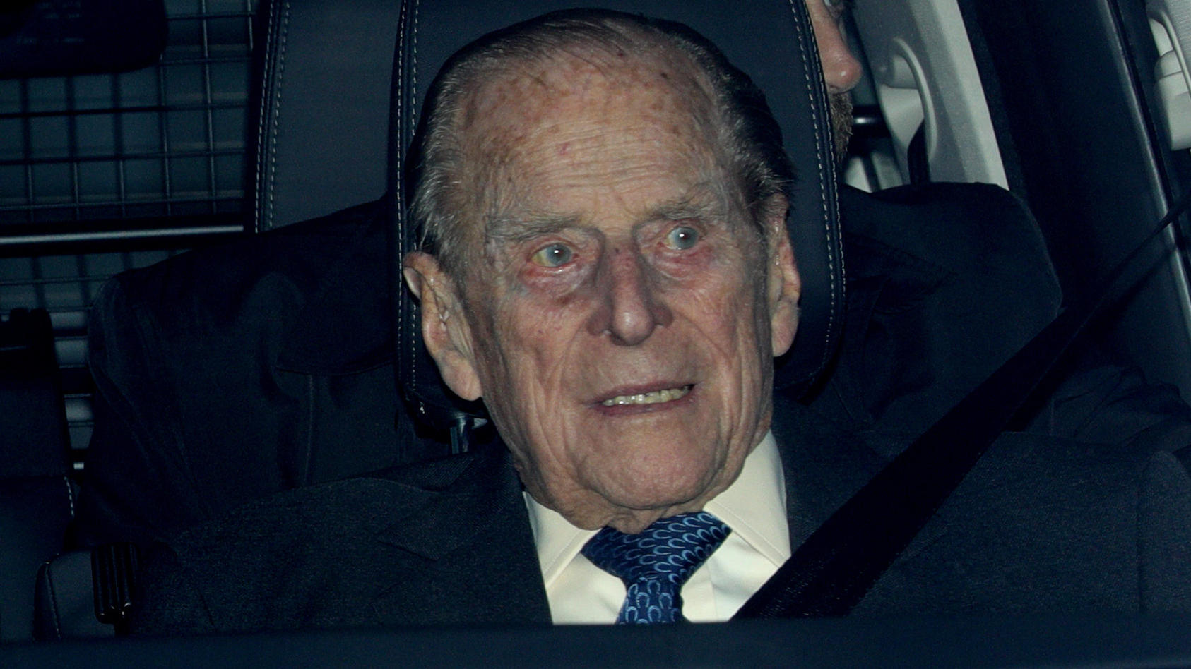 ARCHIV - 19.12.2018, Großbritannien, London: Prinz Philip, der Herzog von Edinburgh, verlässt nach dem Weihnachtsessen der Königin in einem Fahrzeug den Buckingham Palace. (Zu dpa "Prinz Philip bleibt im Krankenhaus - Besuch von Sohn Charles") Foto: 